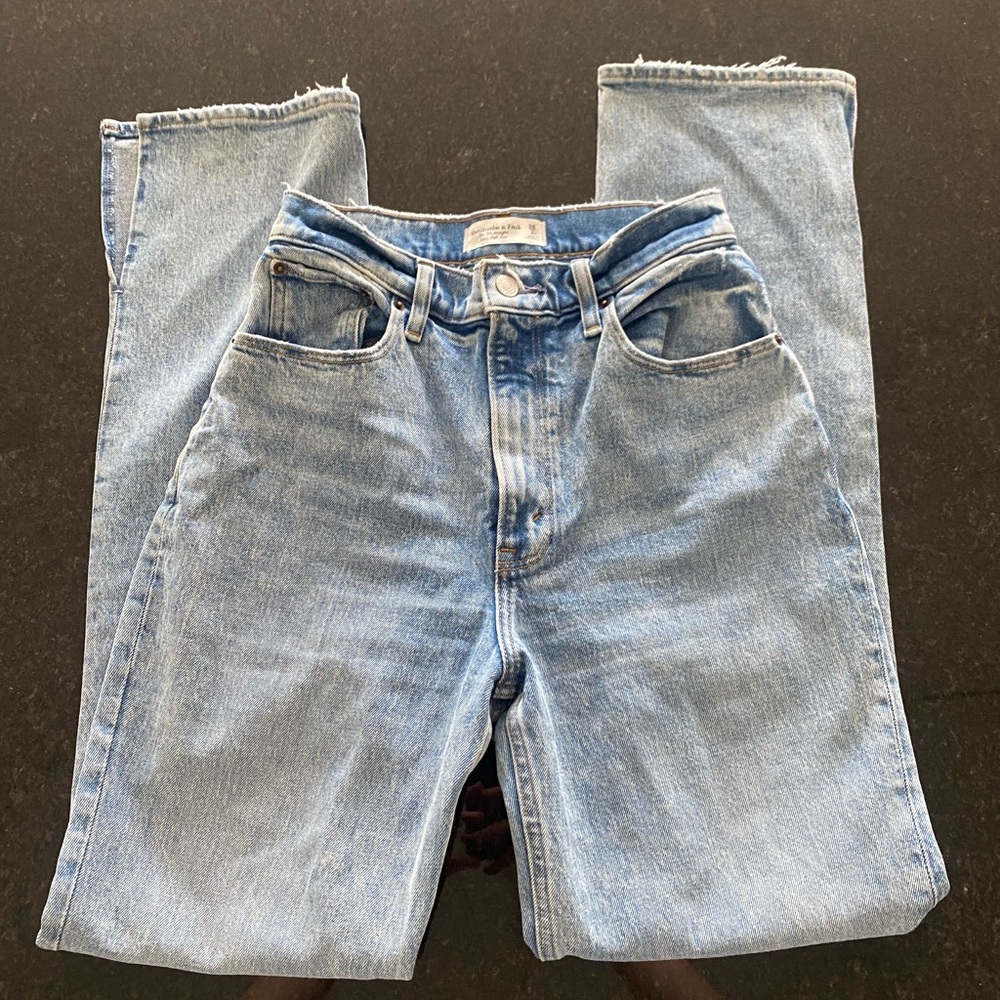 Abercrombie Curve Love 90s Ultra High Rise Straight Jeans